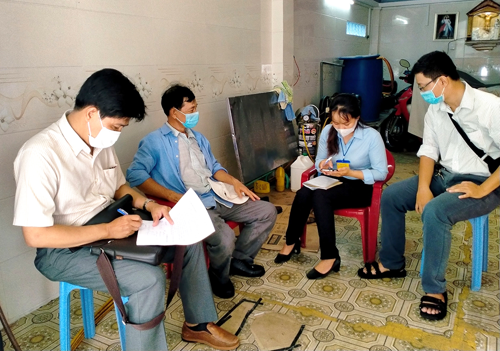 Các điều tra viên, giám sát viên đến cơ sở thu thập số liệu