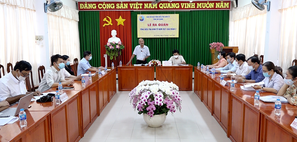 Cục trưởng Cục Thống kê, Phó Trưởng ban Thường trực Ban Chỉ đạo Tổng điều tra kinh tế và Điều tra cơ sở hành chính năm 2021 tỉnh Huỳnh Quang Minh phát biểu tại lễ ra quân