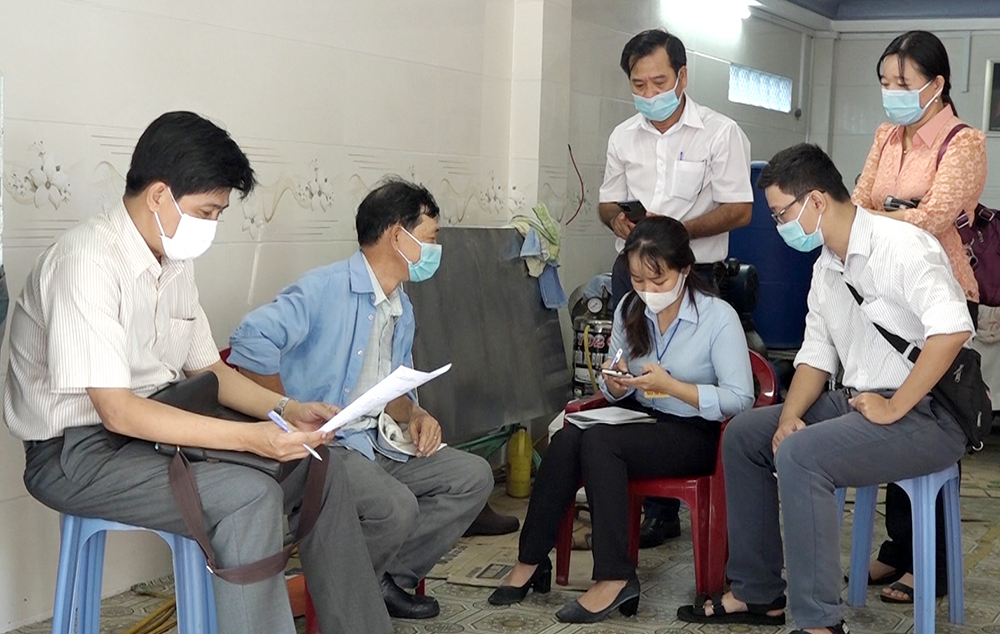 Các điều tra viên thực hiện điều tra tại các cơ sở sản xuất- kinh doanh trên địa bàn phường Mỹ Bình (TP. Long Xuyên)