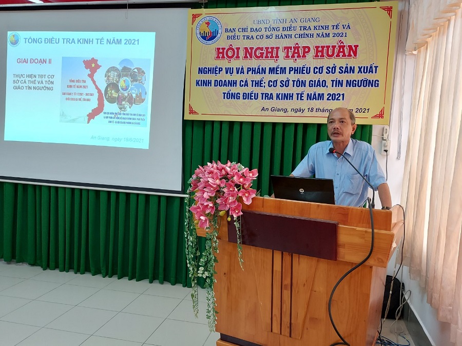 Ông Huỳnh Quang Minh - Cục trưởng Cục Thống kê, Phó Trưởng ban thường trực Ban Chỉ đạo Tổng điều tra Kinh tế và Điều tra cơ sở hành chính năm 2021 tỉnh An Giang chủ trì hội nghị.