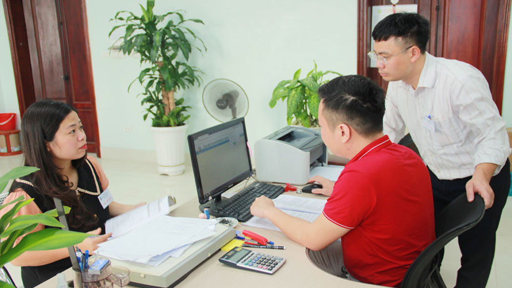 Cán bộ Cục Thống kê hướng dẫn bộ phận kế toán Trung tâm Dịch vụ kỹ thuật nông nghiệp TP Bắc Giang khai báo thông tin (ảnh tư liệu, tháng 3/2021)