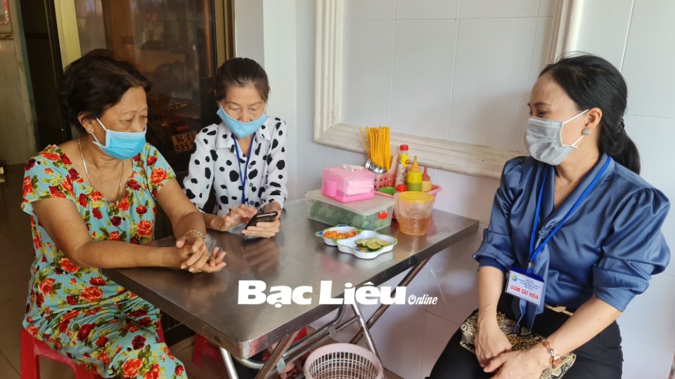 Điều tra viên thu thập thông tin tại cơ sở kinh doanh cá thể trên địa bàn Phường 3 (TP. Bạc Liêu).