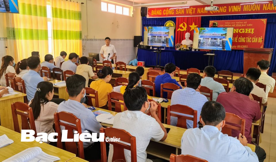 Cán bộ Cục Thống kê tỉnh hướng dẫn nghiệp vụ cho các điều tra viên và thành viên Ban Chỉ đạo cuộc Tổng điều tra kinh tế và điều tra cơ sở hành chính các huyện, thị.