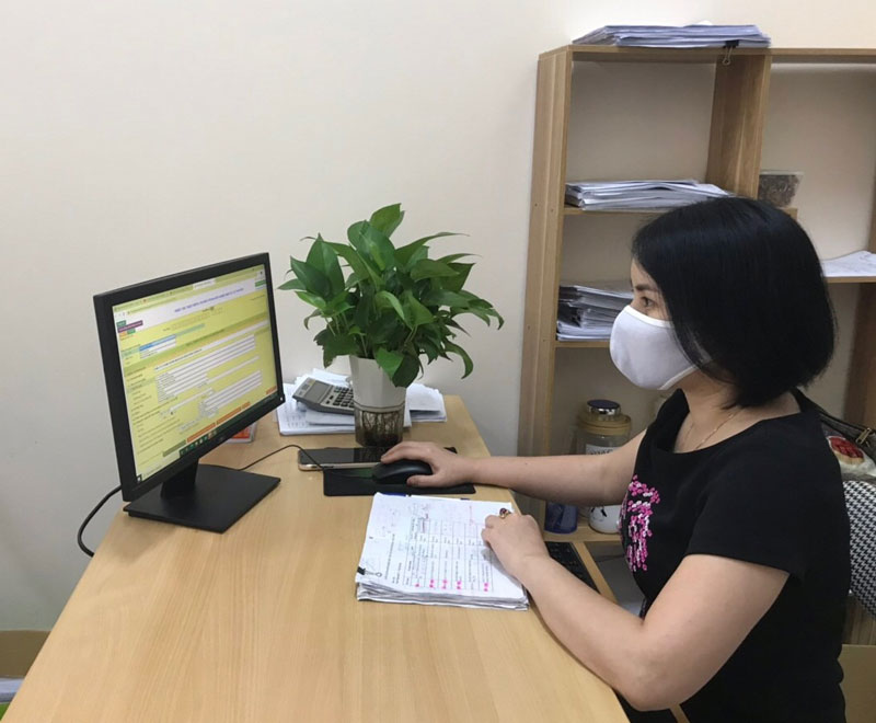 Giám sát viên cấp tỉnh kiểm tra logic phiếu điều tra doanh nghiệp.