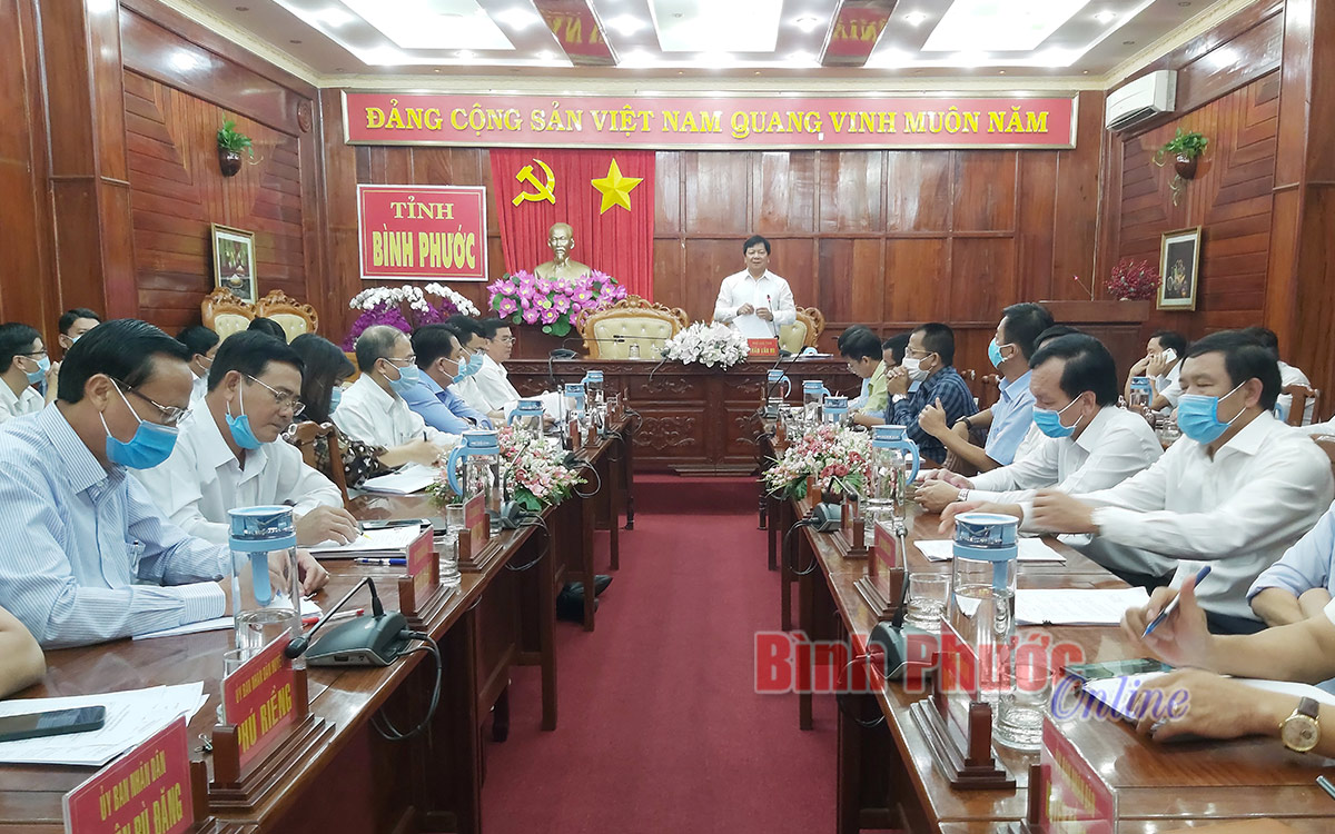 Phó Chủ tịch UBND tỉnh Trần Văn Mi phát biểu tại hội nghị