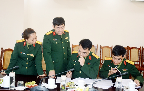 Thành viên đoàn kiểm tra hướng dẫn điều tra viên ghi phiếu điều tra.