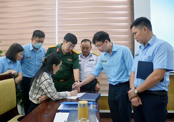 Đoàn kiểm tra hướng dẫn điều tra viên điền phiếu điều tra tại Tổng công ty Tân Cảng Sài Gòn