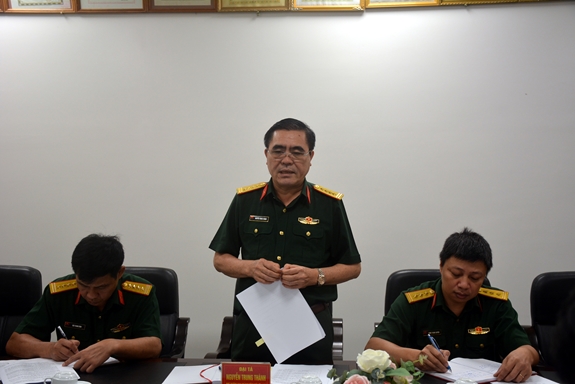 Đại tá Nguyễn Trung Thành trao đổi với đoàn kiểm tra, giám sát.