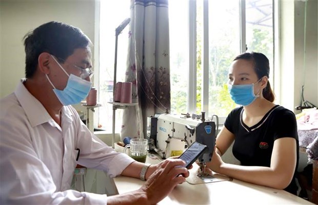 Điều tra viên thu thập thông tin, phỏng vấn một số chủ cơ sở sản xuất kinh doanh. 