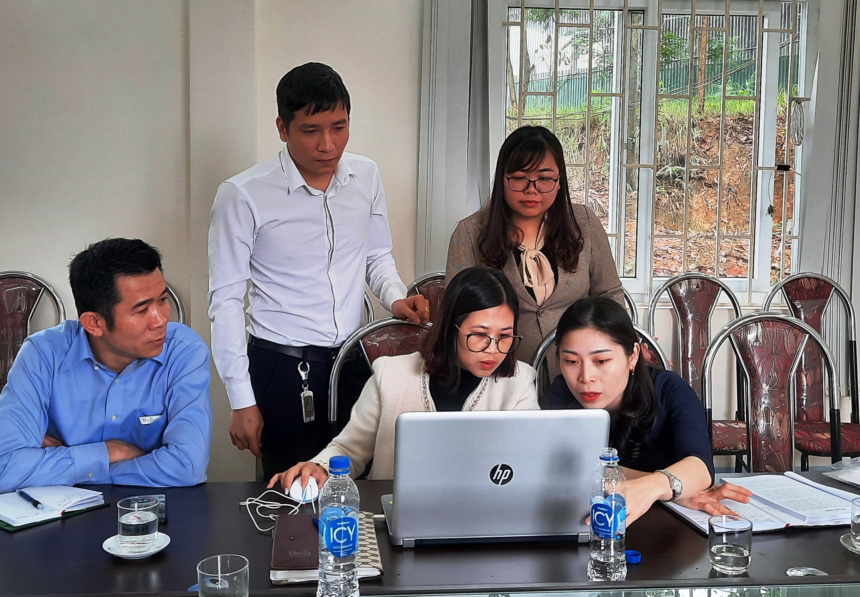 Đội ngũ điều tra viên hướng dẫn cán bộ Công ty TNHH một thành viên Cấp nước Cao Bằng kê khai và hoàn thiện phiếu điện tử điều tra theo quy định.