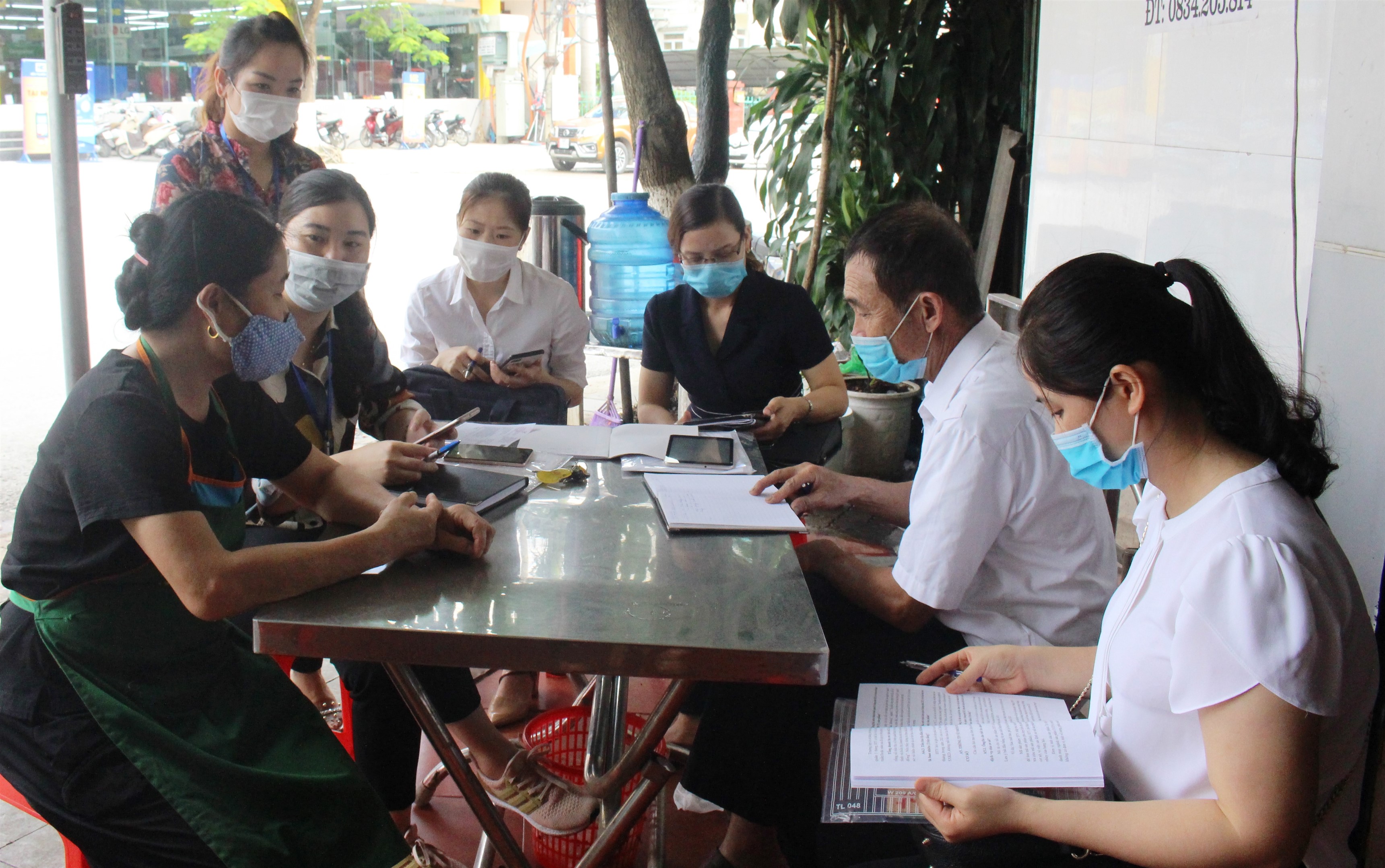 Đội ngũ điều tra viên tiến hành thu thập thông tin từ chủ cơ sở kinh doanh trên địa bàn Thành phố.
