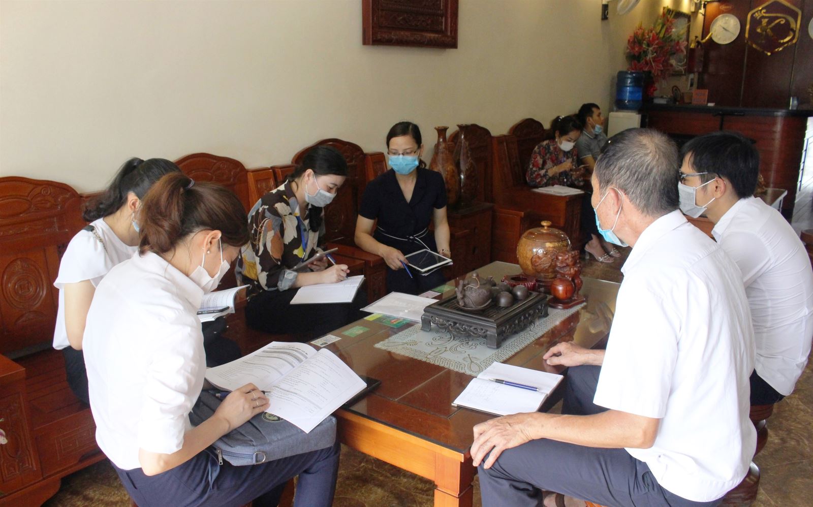 Điều tra viên ứng dụng triệt để công nghệ thông tin trong quá trình thu thập, biên soạn, xử lý và công bố thông tin Tổng điều tra kinh tế năm 2021.