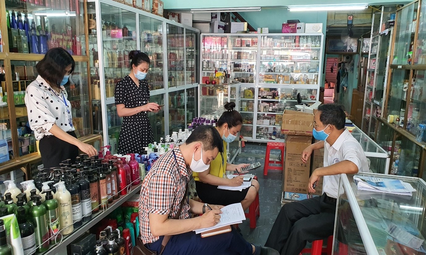 Điều tra viên Bùi Thị Vân Anh thu thập thông tin tại cơ sở bán lẻ mỹ phẩm