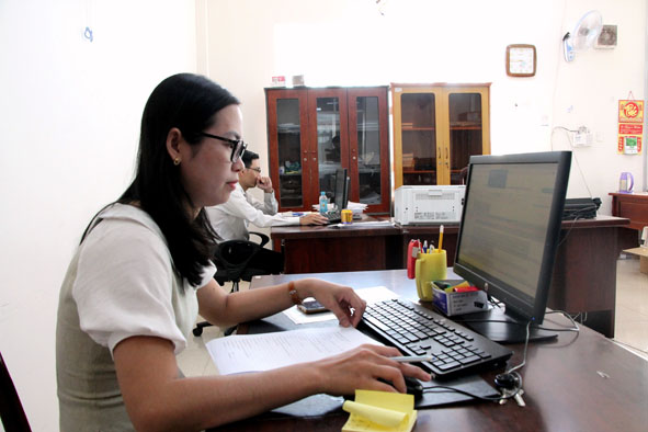 Cán bộ Chi cục Thống kê TP. Buôn Ma Thuột kiểm tra các thông tin trong phiếu kê khai do điều tra viên thực hiện.