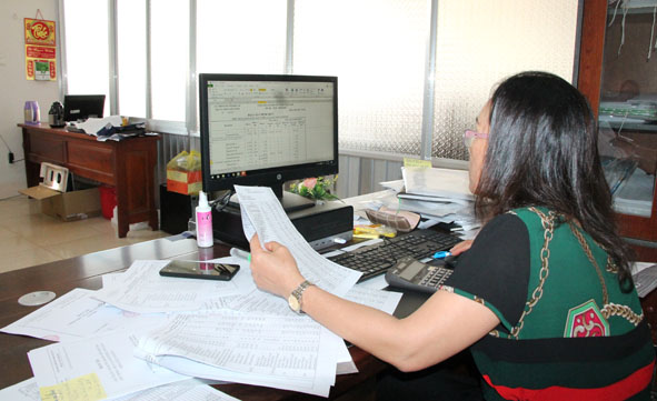 Thành viên Tổ thường trực Tổng điều tra TP. Buôn Ma Thuột kiểm tra, rà soát các thông tin trong biểu mẫu kê khai theo địa bàn được phân công.