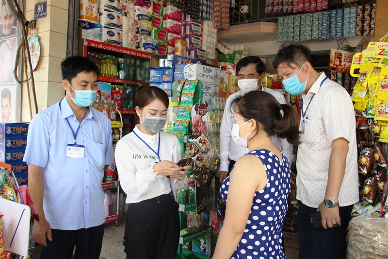 Điều tra viên thu thập thông tin trực tiếp cơ sở SXKD tại chợ Thị trấn Quảng Phú