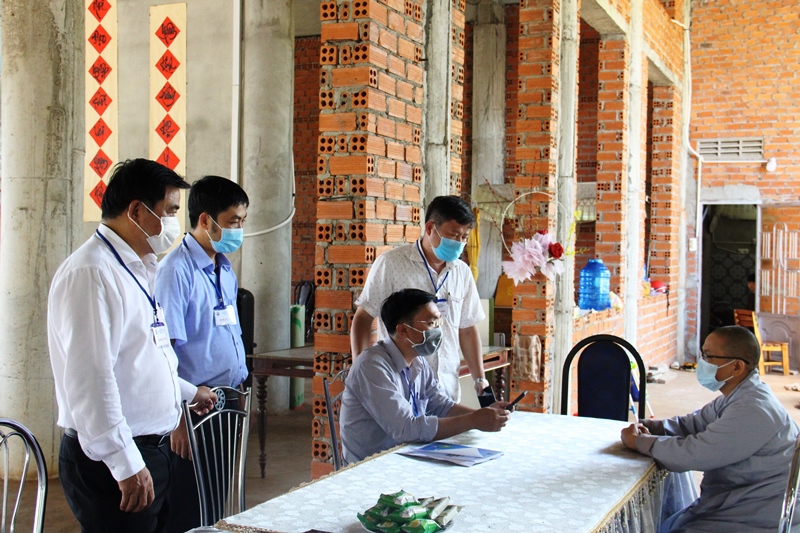 Điều tra viên thực hiện thu thập thông tin tại Chùa Sơn Tự