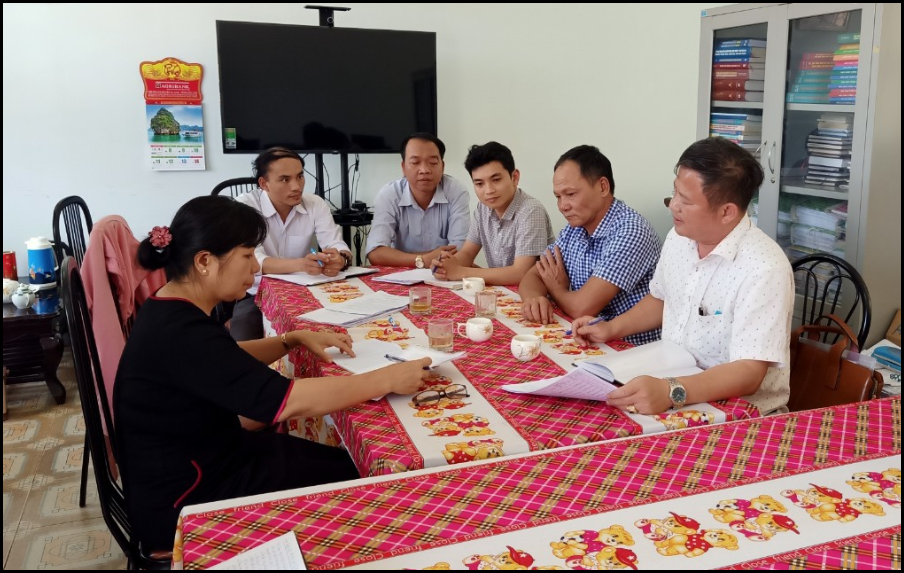 Đồng chí Nguyễn Quang Phước - Phó cục trưởng làm việc với Chi cục thống kê khu vực Eakar MĐrắk trong quá trình triển khai giám sát  Tổng điều tra kinh tế năm 2021