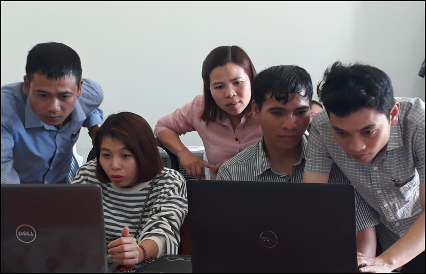 Điều tra viên Chi cục Thống kê  EaKar trợ đơn vị sự nghiệp kê khai trực tuyến trong Tổng điều tra kinh tế năm 2021