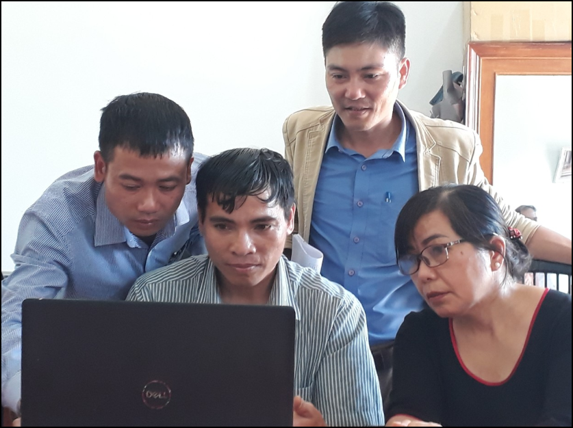 Giám sát viên cấp tỉnh hỗ trợ đơn vị sự nghiệp kê khai trực tuyến trong Tổng điều tra kinh tế năm 2021