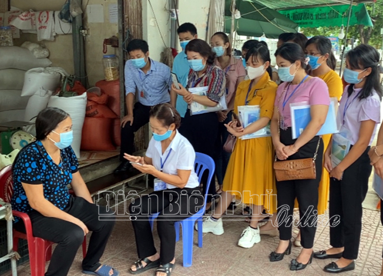 Điều tra viên thu thập thông tin tại cơ sở sản xuất kinh doanh trên địa bàn phường Mường Thanh.