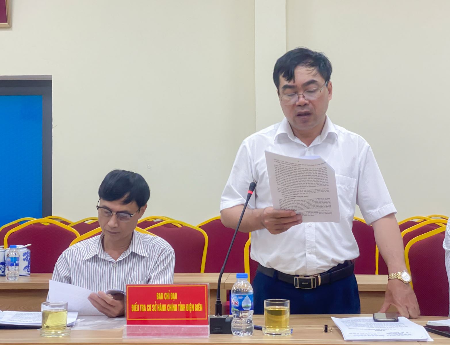 Phó Giám đốc Sở Nội vụ tỉnh Điện Biên Lê Đình Tuyên báo cáo Đoàn công tác về kết quả thực hiện công tác điều tra cơ sở kinh tế và điều tra cơ sở hành chính trên địa bàn tỉnh.