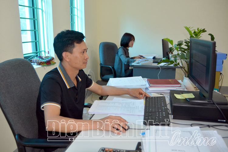 Giám sát viên tại Cục Thống kê tỉnh kiểm tra số liệu Tổng điều tra kinh tế năm 2021.