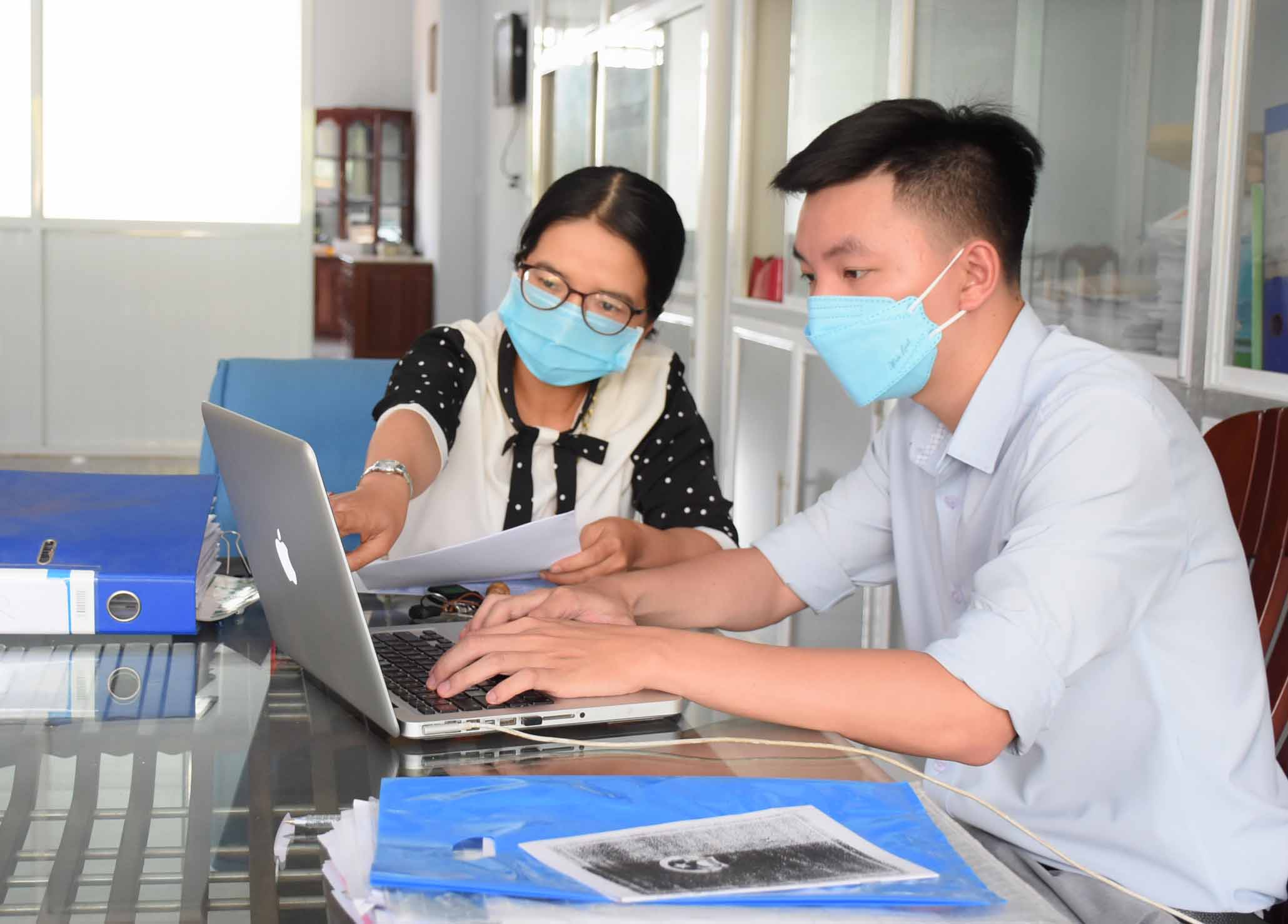 Điều tra viên Chi cục Thống kê TP. Pleiku trực tiếp hướng dẫn doanh nghiệp kê khai thông tin phục vụ công tác Tổng điều tra.