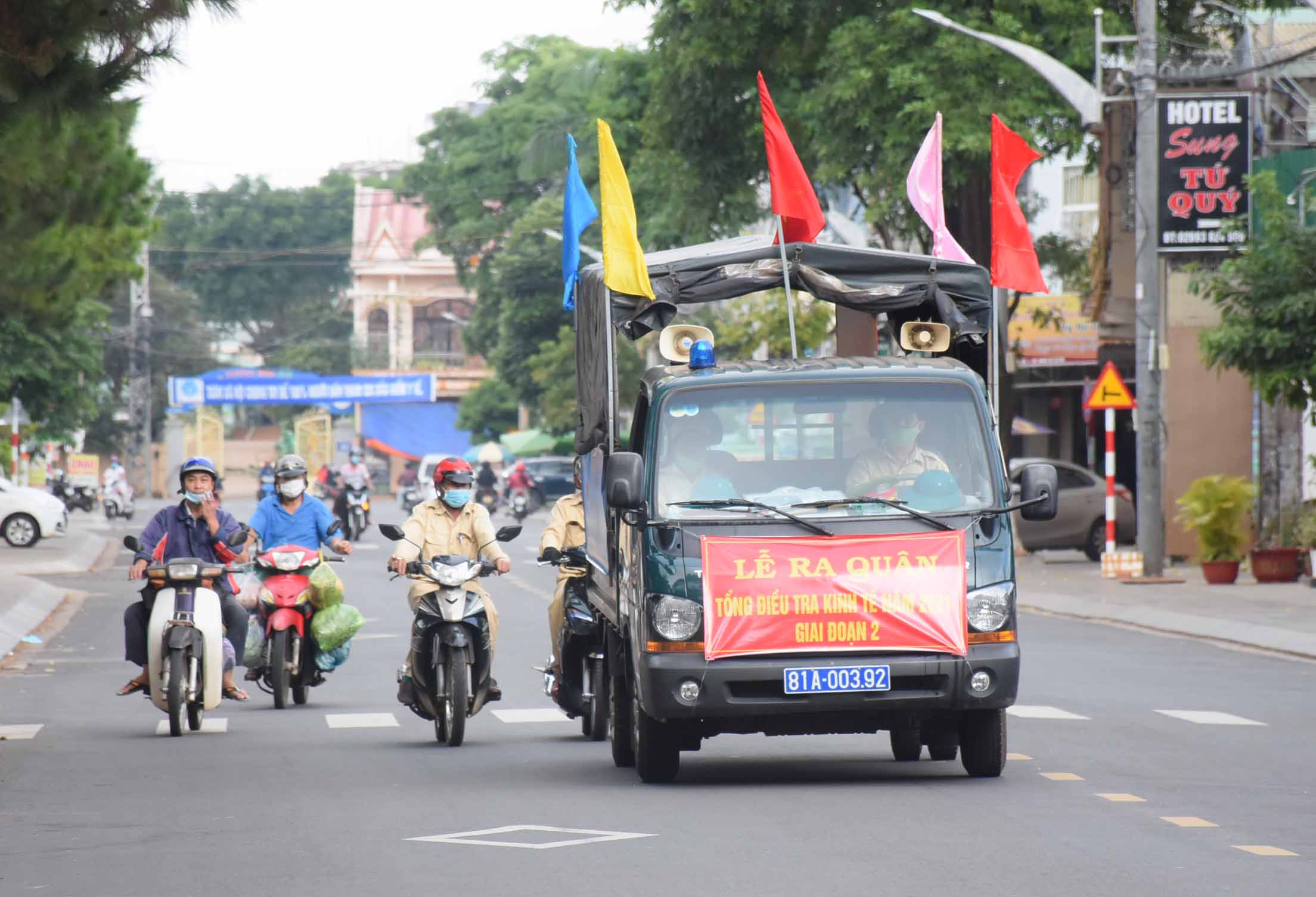 Tuyên truyền về ý nghĩa, mục đích của cuộc Tổng điều tra kinh tế năm 2021 bằng hình thức lưu động tại TP. Pleiku. 
