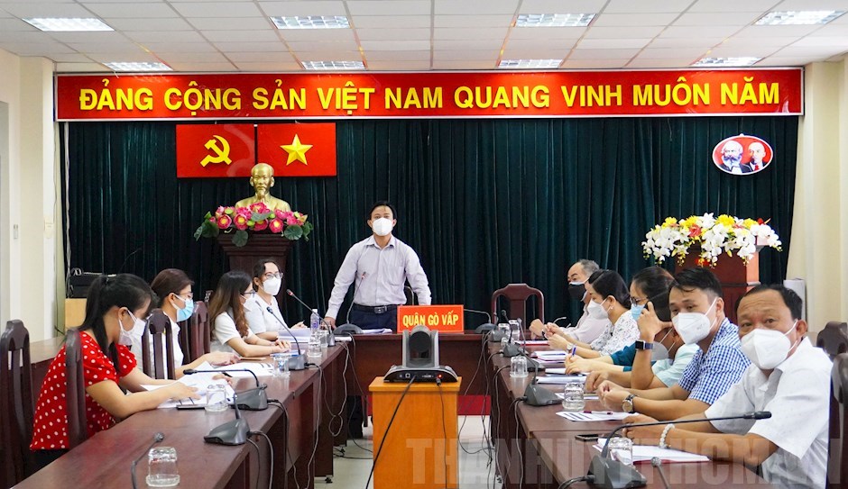 Đồng chí Nguyễn Ngọc Anh, Phó Chủ tịch UBND quận, Trưởng BCĐ quận phát biểu tại hội nghị