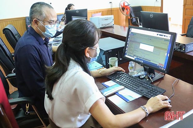 Các giám sát viên và tổ giúp việc cho Ban chỉ đạo TĐT cấp tỉnh đang soát xét lại thông tin doanh nghiệp cung cấp trong phiếu điện tử web-form.