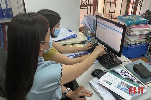 Điều tra viên tại TP Hà Tĩnh tiếp cận với các đơn vị sự nghiệp, hiệp hội, doanh nghiệp để hướng dẫn thực hiện đăng nhập và điền thông tin vào phiếu trên web-form.