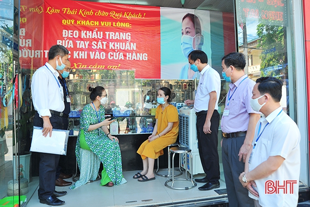 Ban Chỉ đạo cùng các điều tra viên, giám sát viên thu thập thông tin tại một cơ sở sản xuất kinh doanh cá thể trên địa bàn.