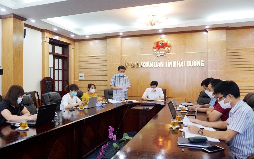 Ông Hoàng Quốc Huy báo cáo kết quả tại buổi nghiệm thu điểm cầu Hải Dương