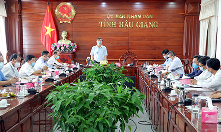 Phó Chủ tịch Thường trực UBND tỉnh Trương Cảnh Tuyên (đứng) đề nghị các địa phương thực hiện tốt cuộc tổng điều tra ở giai đoạn 2.