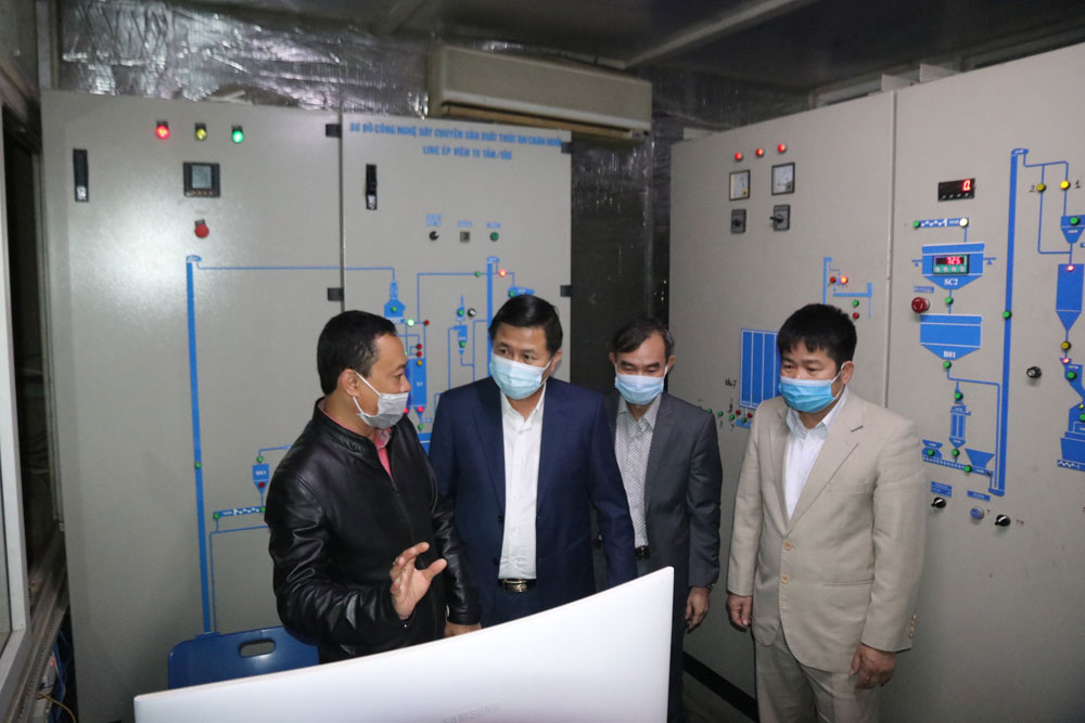 Đồng chí Đinh Công Sứ, Phó Chủ tịch UBND tỉnh, Trưởng Ban Chỉ đạo Tổng điều tra kinh tế năm 2021 tỉnh kiểm tra tình hình SX-KD và cập nhật dữ liệu tại doanh nghiệp trên địa bàn huyện Lương Sơn.