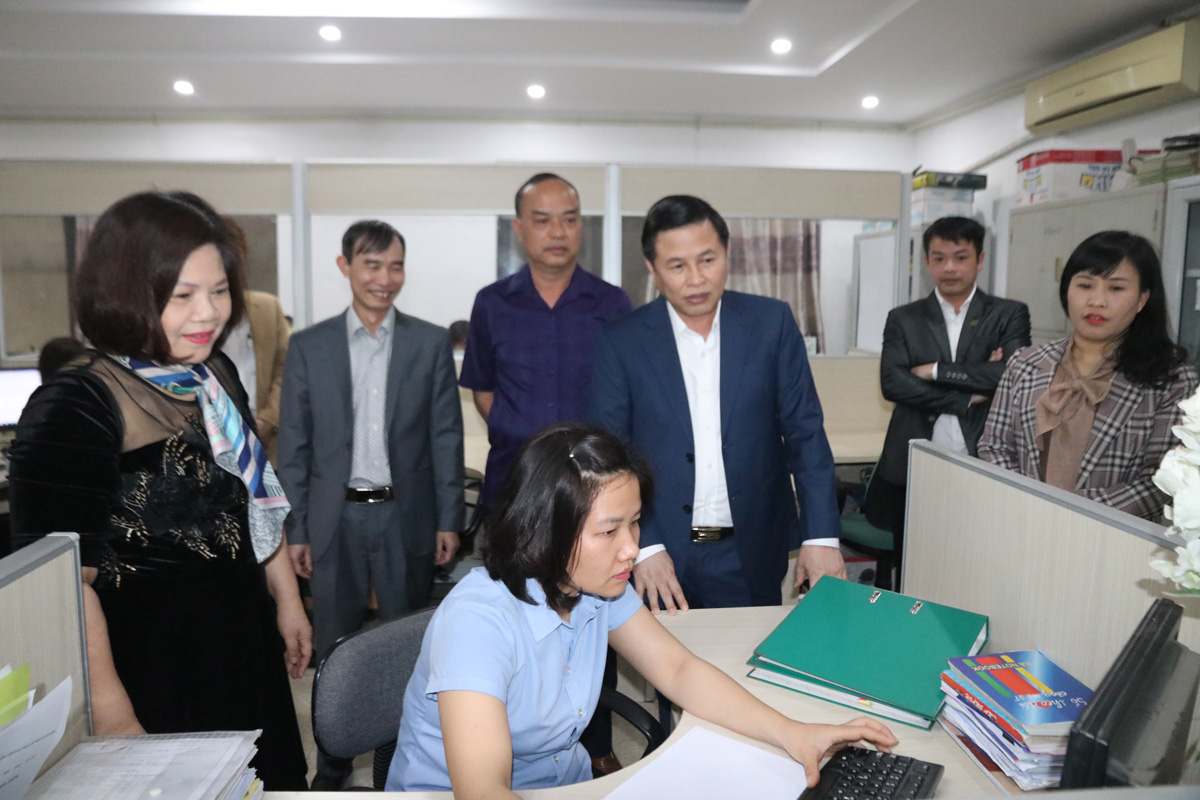 Đồng chí Đinh Công Sứ, Phó Chủ tịch UBND tỉnh cùng các thành viên đoàn công tác BCĐ tổng điều tra kinh tế tỉnh năm 2021 làm việc tại Công ty CP Thương mại Định Nhuận (TP Hòa Bình)