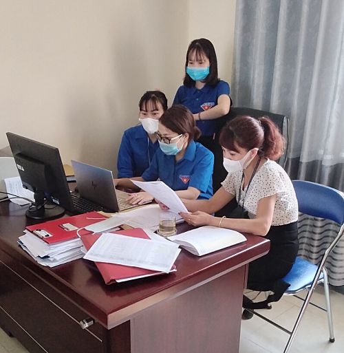 Cán bộ Cục Thống kê tỉnh thu thập thông tin, nhập dữ liệu điều tra kinh tế năm 2021 trên địa bàn tỉnh.