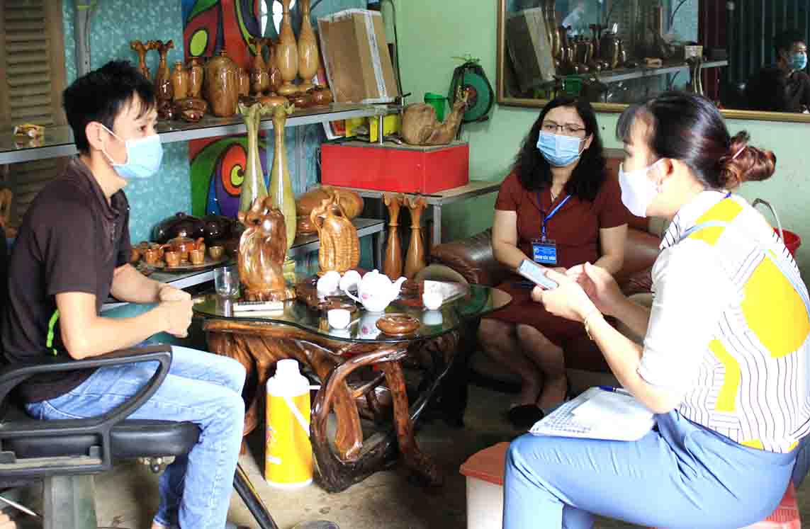 Lực lượng điều tra viên thành phố Lai Châu điều tra làm mẫu một cơ sở kinh doanh đồ mỹ nghệ tại tổ 5 (phường Quyết Tiến).