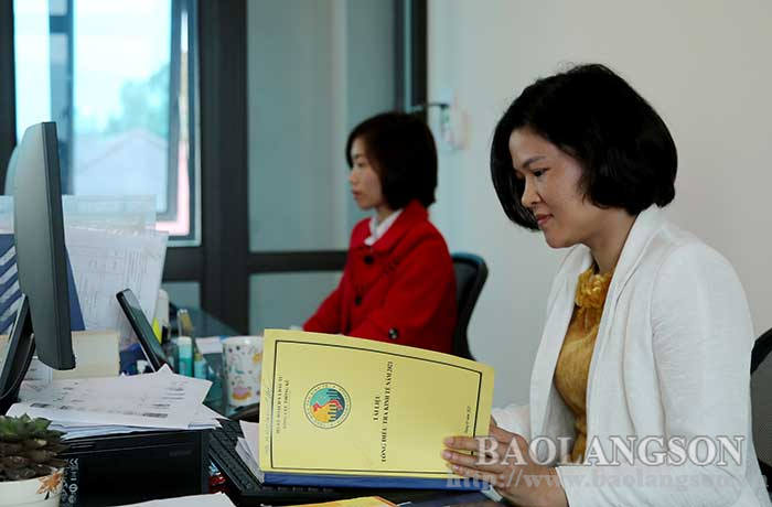 Cán bộ Cục Thống kê tỉnh tra cứu và chuẩn bị tài liệu cho cuộc tổng điều tra kinh tế năm 2021 trên địa bàn tỉnh