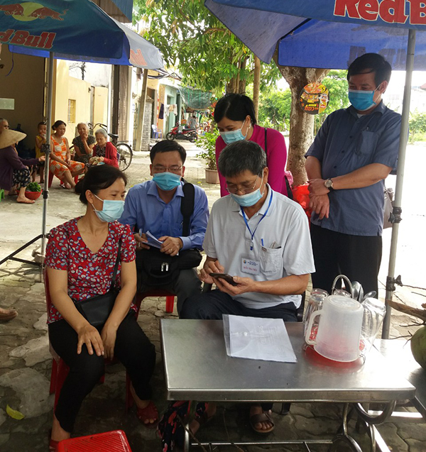 Đoàn giám sát BCĐ TĐT Trung ương cùng điều tra viên đến điều tra hộ kinh doanh cá thể tại tổ 23, phường Lộc Vượng