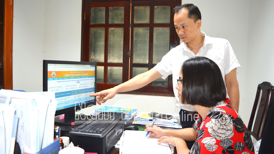 Cán bộ Phòng Thu thập Thông tin thống kê kiểm tra các lỗi logic phiếu điều tra trên trang website Tổng điều tra kinh tế 2021.