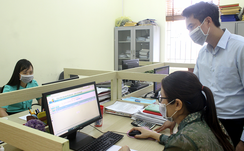 Cán bộ Cục Thống kê tỉnh rà soát việc cập nhật thông tin của các đơn vị điều tra