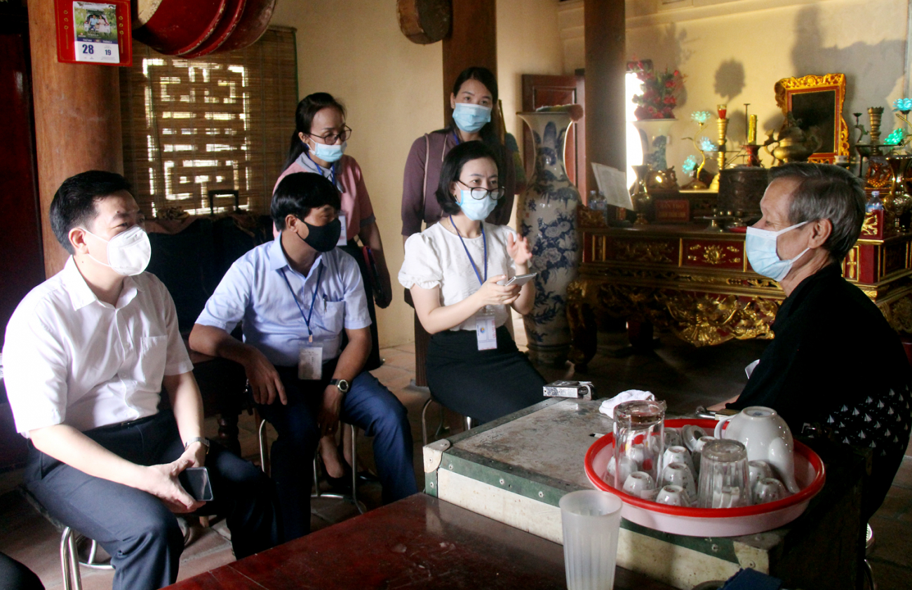 Ban Chỉ đạo Tổng điều tra kinh tế và cơ sở hành chính tỉnh Phú Thọ kiểm tra công tác điều tra, thu thập thông tin tại cơ sở tín ngưỡng trên địa bàn phường Nông Trang