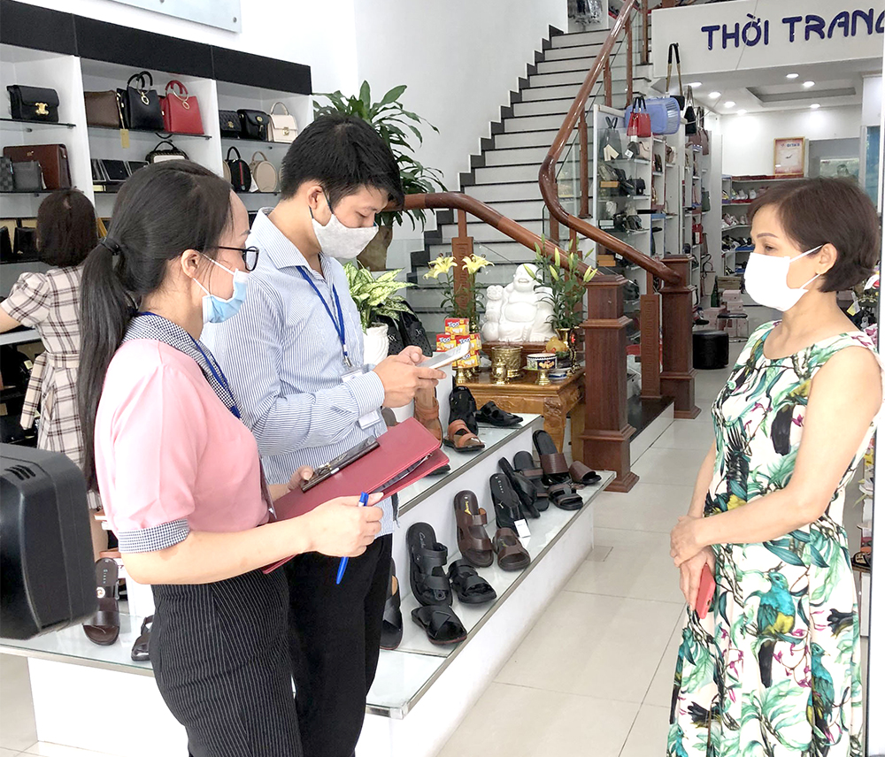 Các điều tra viên thu thập thông tin tại Trung tâm Giày thời trang Cường Thủy - số 2323 đường Hùng Vương, phường Nông Trang, thành phố Việt Trì.