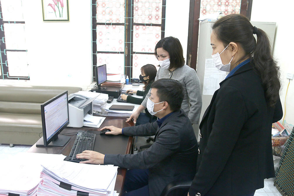 Điều tra viên của Cục Thống kê tỉnh hướng dẫn cán bộ kế toán Công ty Cổ phần Sản xuất - Thương mại Hữu Nghị, Khu Công nghiệp Thụy Vân, TP Việt Trì thực hiện kê khai, cung cấp số liệu phục vụ cuộc Tổng điều tra kinh tế năm 2021.