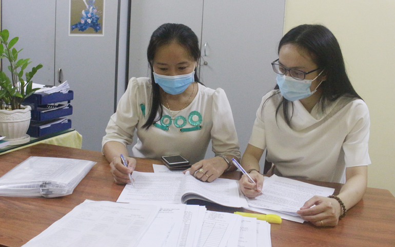 Cán bộ ngành Thống kê tổng hợp phiếu điều tra, cập nhật dữ liệu.