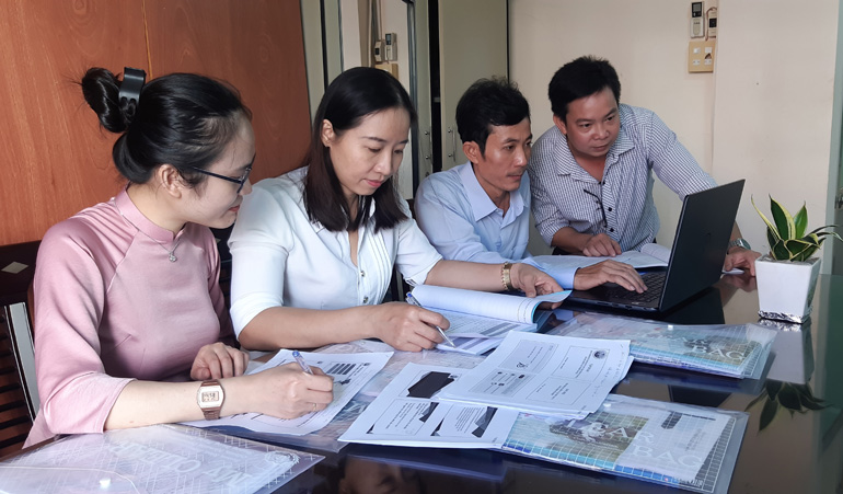 Cán bộ ngành Thống kê kiểm tra, thu thập thông tin, dữ liệu thống kê của các đơn vị.