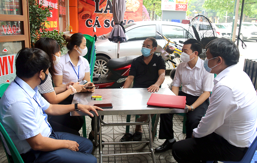 Các điều tra viên thu thập thông tin tại cơ sở kinh