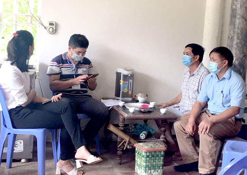 Các điều tra viên thu thập thông tin cơ sở sản xuất kinh doanh cá thể tại xã Kiệt Sơn, huyện Tân Sơn. 